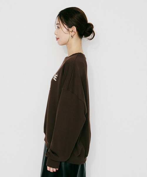 UNTITLED(アンタイトル)の「【CHIGNON】別注ロゴスウェット(スウェット・レディース・ベージュ/ネイビー/ダークブラウン・02)」の18枚目の写真