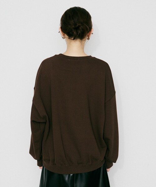 UNTITLED(アンタイトル)の「【CHIGNON】別注ロゴスウェット(スウェット・レディース・ベージュ/ネイビー/ダークブラウン・02)」の19枚目の写真