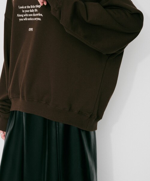 UNTITLED(アンタイトル)の「【CHIGNON】別注ロゴスウェット(スウェット・レディース・ベージュ/ネイビー/ダークブラウン・02)」の22枚目の写真