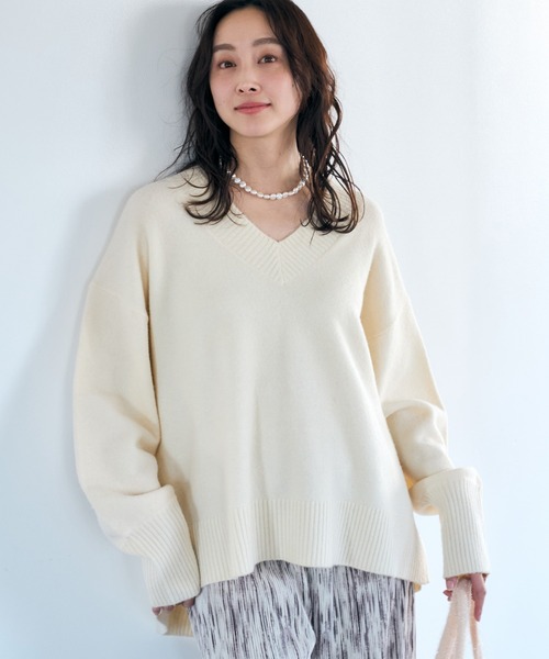 Elura(エルーラ)の「スフレVネックニット/612204(ニット/セーター・レディース・オフホワイト/ライトピンク/ライトイエロー/グレー/チャコールグレー/ブラウン・FREE)」の2枚目の写真