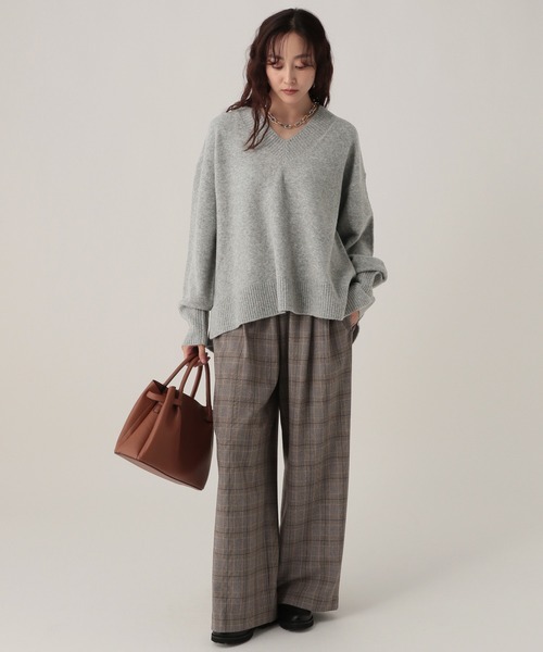 Elura(エルーラ)の「スフレVネックニット/612204(ニット/セーター・レディース・オフホワイト/ライトピンク/ライトイエロー/グレー/チャコールグレー/ブラウン・FREE)」の13枚目の写真