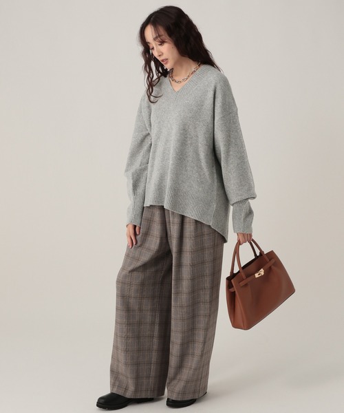 Elura(エルーラ)の「スフレVネックニット/612204(ニット/セーター・レディース・オフホワイト/ライトピンク/ライトイエロー/グレー/チャコールグレー/ブラウン・FREE)」の14枚目の写真