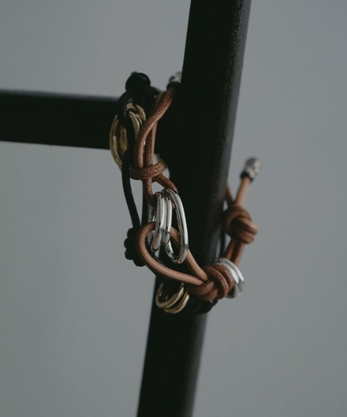 ETRE TOKYO（エトレトウキョウ）の「レザーコードバングル（バングル/リストバンド・レディース・ブラウン/ベージュ・FREE）」の4枚目の写真