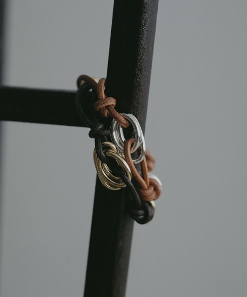 ETRE TOKYO（エトレトウキョウ）の「レザーコードバングル（バングル/リストバンド・レディース・ブラウン/ベージュ・FREE）」の5枚目の写真