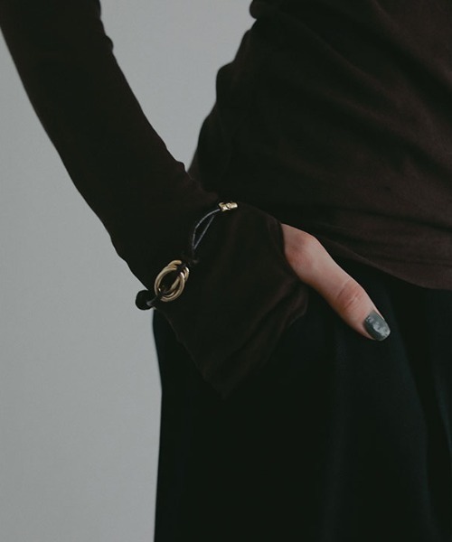 ETRE TOKYO（エトレトウキョウ）の「レザーコードバングル（バングル/リストバンド・レディース・ブラウン/ベージュ・FREE）」の6枚目の写真