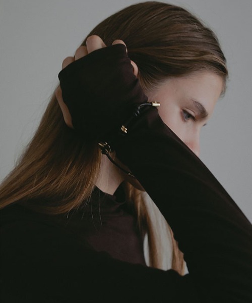 ETRE TOKYO（エトレトウキョウ）の「レザーコードバングル（バングル/リストバンド・レディース・ブラウン/ベージュ・FREE）」の7枚目の写真