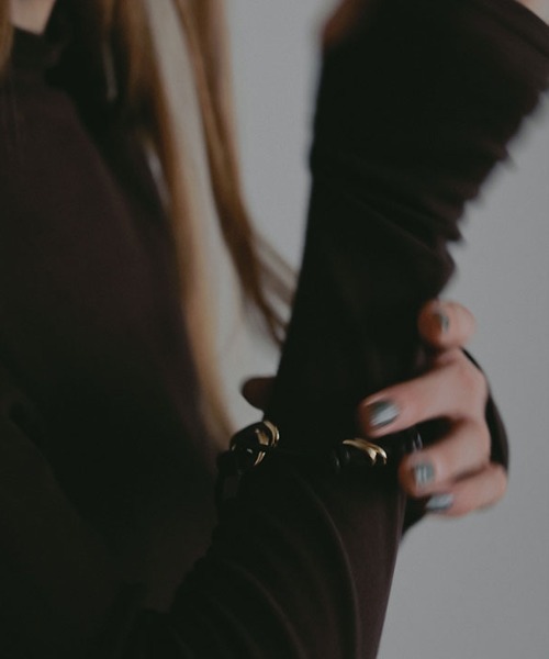 ETRE TOKYO（エトレトウキョウ）の「レザーコードバングル（バングル/リストバンド・レディース・ブラウン/ベージュ・FREE）」の8枚目の写真