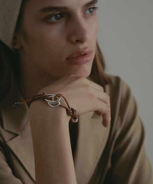 ETRE TOKYO（エトレトウキョウ）の「レザーコードバングル（バングル/リストバンド・レディース・ブラウン/ベージュ・FREE）」の9枚目の写真