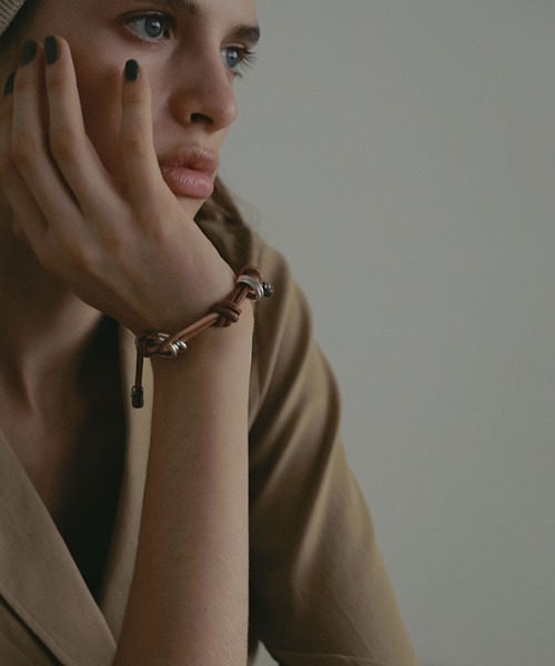 ETRE TOKYO（エトレトウキョウ）の「レザーコードバングル（バングル/リストバンド・レディース・ブラウン/ベージュ・FREE）」の10枚目の写真