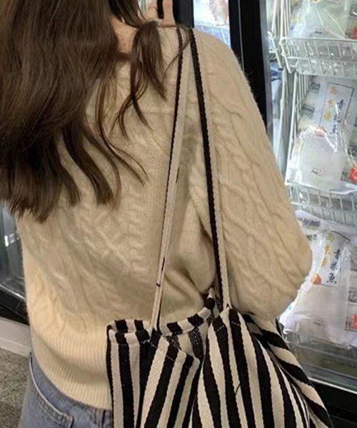 meJane(ミージェーン)の「スクエアネック ケーブルニット(ニット/セーター・レディース・ダークベージュ/ピンク/ブラック/オフホワイト・FREE)」の7枚目の写真