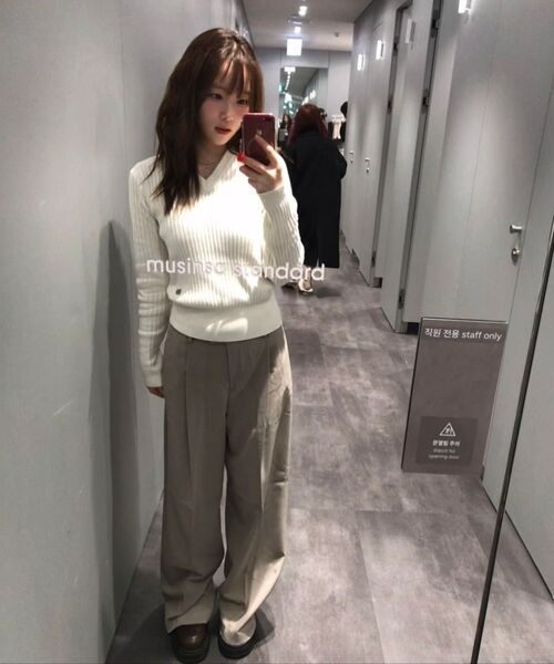 MUSINSA STANDARD WOMAN（ムシンサスタンダードウーマン）の「ウィメンズ ローウエストディープタックエクストラワイドヒドゥンバンディングスラックス [ライトベージュ]（スラックス・レディース・その他・34/32/30/31/24/25/26/27/28/29）」の3枚目の写真