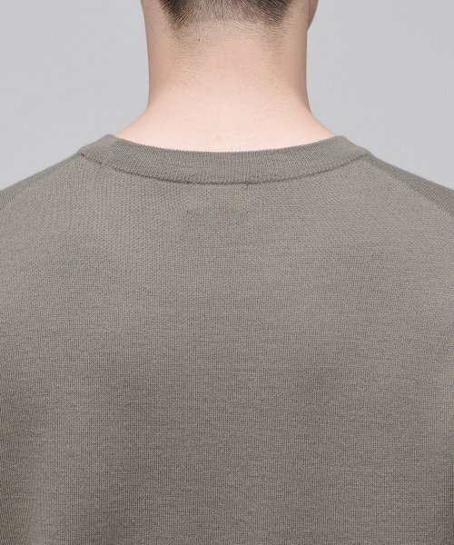 MUSINSA STANDARD（ムシンサスタンダード）の「ミニマルクルーネックニット [ダスティベージュ]（ニット/セーター・メンズ・その他・SMALL/MEDIUM/LARGE/X-LARGE/XX-LARGE）」の5枚目の写真