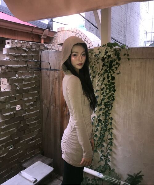 ROSEFRANTZ（ロゼフランツ）の「Eyelet Hood Shirring Mini Dress [Beige]（ワンピース・レディース・Beige・FREE）」の3枚目の写真