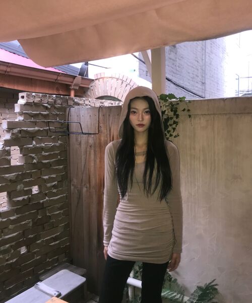 ROSEFRANTZ（ロゼフランツ）の「Eyelet Hood Shirring Mini Dress [Beige]（ワンピース・レディース・Beige・FREE）」の4枚目の写真