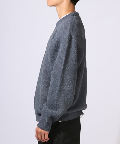 LUXSTYLE(ラグスタイル)の「フェザーヤーンクルーネックニット(ニット/セーター・メンズ・グレイッシュベージュ/ブラック/チャコールグレー・M/L)」の5枚目の写真