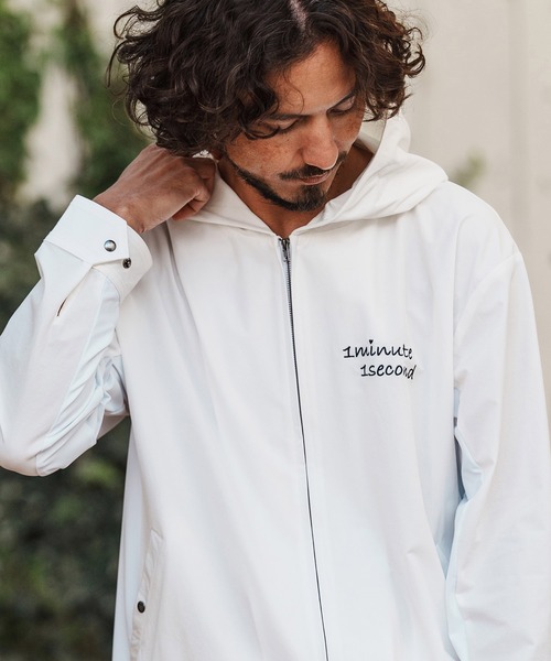 1minute 1second(ワンミニットワンセカンド)の「mpa4000-cursive embroidery nylon jersey hoodie パーカー(1M26H010)(パーカー・メンズ・ブラック/ネイビー/ホワイト・S/M/L/XL)」の1枚目の写真