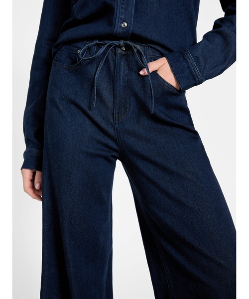 Guess(ゲス)の「BLOSSOM Wide Leg デニムパンツ ワイドジーンズ レディース(デニムパンツ・レディース・インディゴブルー・26inch/25inch/27inch/24inch)」の4枚目の写真
