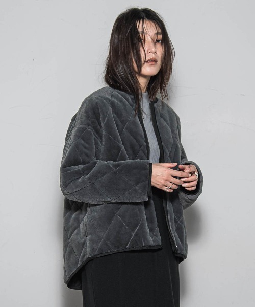 MAYSON GREY(メイソングレイ)の「キルティング×フェイクファーリバーシブルブルゾン(ブルゾン・レディース・ブラウン/チャコールグレー/オフホワイト・M)」の4枚目の写真