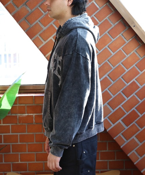 ８(eight)（エイト）の「製品加工ラインストーンジップパーカー（パーカー・メンズ・ブラック/ピンク・MEDIUM/LARGE）」の11枚目の写真