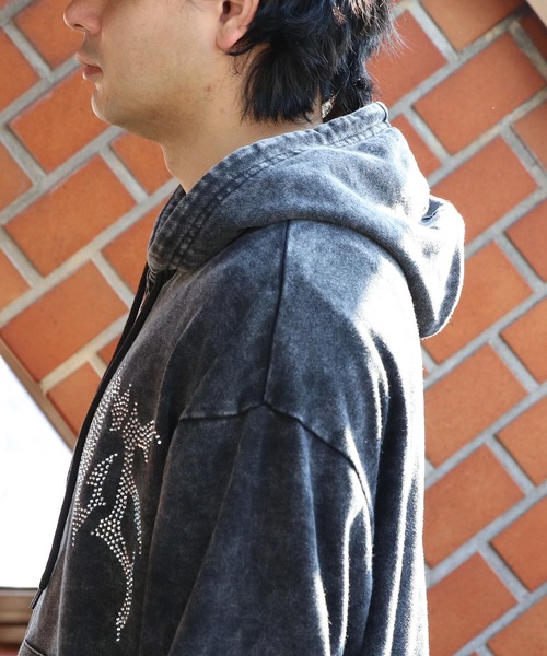 ８(eight)（エイト）の「製品加工ラインストーンジップパーカー（パーカー・メンズ・ブラック/ピンク・MEDIUM/LARGE）」の15枚目の写真