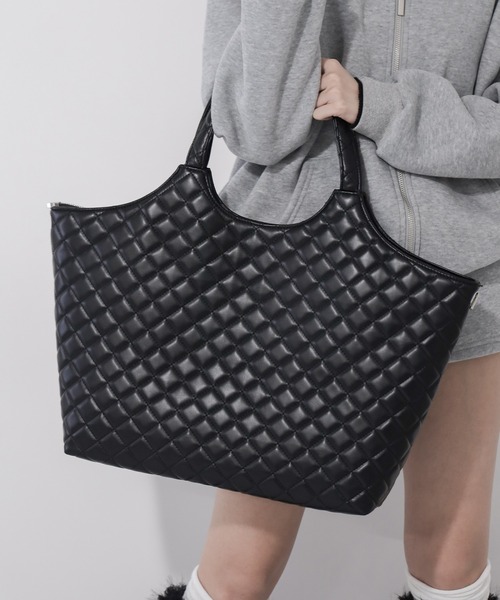 me+em select(ミームセレクト)の「【 A4収納可 】フェイクレザーキルティングトートバッグ / fake leather quilted tote bag(トートバッグ・レディース・ブラック/アイボリー・FREE)」の1枚目の写真