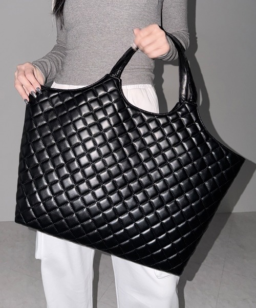 me+em select(ミームセレクト)の「【 A4収納可 】フェイクレザーキルティングトートバッグ / fake leather quilted tote bag(トートバッグ・レディース・ブラック/アイボリー・FREE)」の5枚目の写真