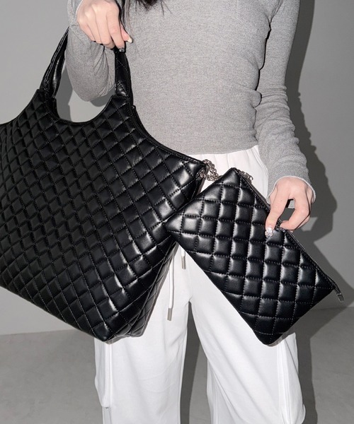me+em select(ミームセレクト)の「【 A4収納可 】フェイクレザーキルティングトートバッグ / fake leather quilted tote bag(トートバッグ・レディース・ブラック/アイボリー・FREE)」の6枚目の写真