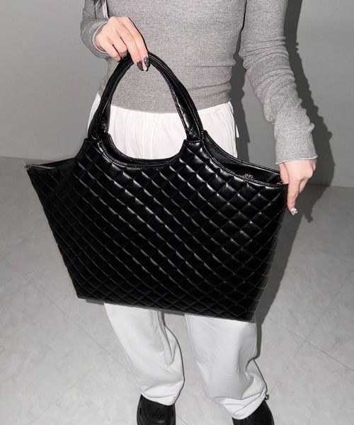 me+em select(ミームセレクト)の「【 A4収納可 】フェイクレザーキルティングトートバッグ / fake leather quilted tote bag(トートバッグ・レディース・ブラック/アイボリー・FREE)」の7枚目の写真
