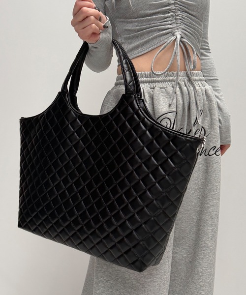 me+em select(ミームセレクト)の「【 A4収納可 】フェイクレザーキルティングトートバッグ / fake leather quilted tote bag(トートバッグ・レディース・ブラック/アイボリー・FREE)」の11枚目の写真