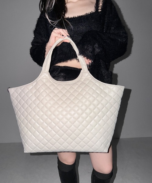 me+em select(ミームセレクト)の「【 A4収納可 】フェイクレザーキルティングトートバッグ / fake leather quilted tote bag(トートバッグ・レディース・ブラック/アイボリー・FREE)」の15枚目の写真