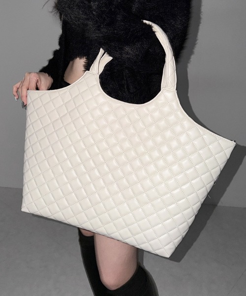 me+em select(ミームセレクト)の「【 A4収納可 】フェイクレザーキルティングトートバッグ / fake leather quilted tote bag(トートバッグ・レディース・ブラック/アイボリー・FREE)」の16枚目の写真