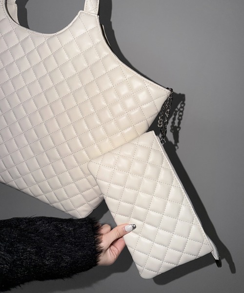 me+em select(ミームセレクト)の「【 A4収納可 】フェイクレザーキルティングトートバッグ / fake leather quilted tote bag(トートバッグ・レディース・ブラック/アイボリー・FREE)」の19枚目の写真