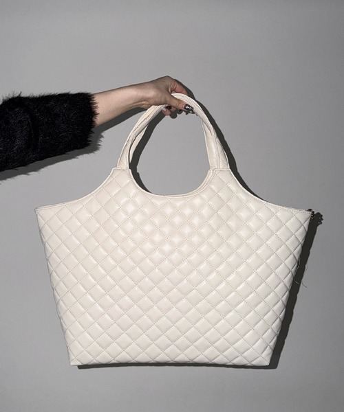 me+em select(ミームセレクト)の「【 A4収納可 】フェイクレザーキルティングトートバッグ / fake leather quilted tote bag(トートバッグ・レディース・ブラック/アイボリー・FREE)」の18枚目の写真