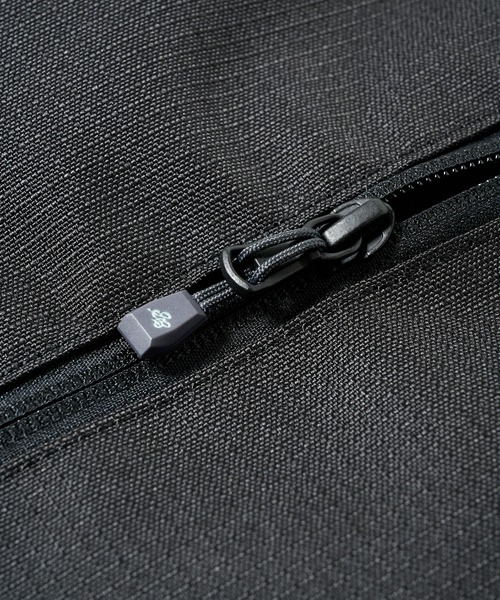 Eddie Bauer(エディーバウアー)の「コーデュラ スリムバッグ(バックパック/リュック・メンズ・ブラック/カーキオリーブ・F)」の10枚目の写真