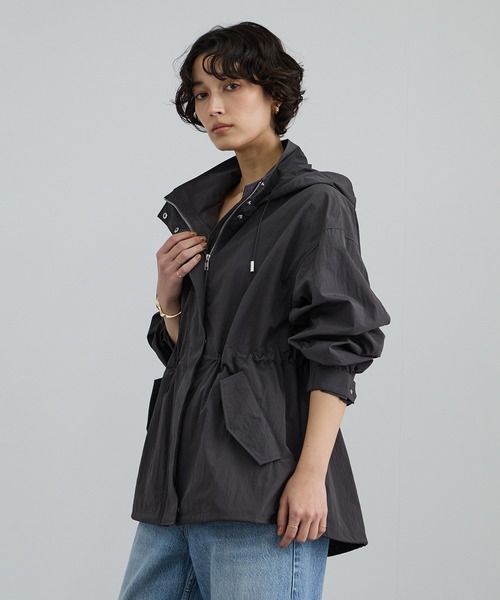 SALON adam et rope'（サロン アダム エ ロペ）の「【WEB限定】リップストップフードブルゾン/スタンドカラーマウンテンパーカー［軽量］（ブルゾン・レディース・オフホワイト/チャコールグレー・FREE）」の10枚目の写真