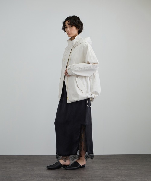 SALON adam et rope'（サロン アダム エ ロペ）の「【WEB限定】リップストップフードブルゾン/スタンドカラーマウンテンパーカー［軽量］（ブルゾン・レディース・オフホワイト/チャコールグレー・FREE）」の12枚目の写真