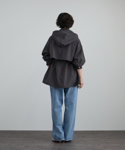 SALON adam et rope'（サロン アダム エ ロペ）の「【WEB限定】リップストップフードブルゾン/スタンドカラーマウンテンパーカー［軽量］（ブルゾン・レディース・オフホワイト/チャコールグレー・FREE）」の13枚目の写真