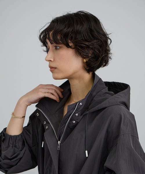 SALON adam et rope'（サロン アダム エ ロペ）の「【WEB限定】リップストップフードブルゾン/スタンドカラーマウンテンパーカー［軽量］（ブルゾン・レディース・オフホワイト/チャコールグレー・FREE）」の16枚目の写真