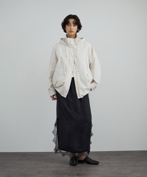 SALON adam et rope'（サロン アダム エ ロペ）の「【WEB限定】リップストップフードブルゾン/スタンドカラーマウンテンパーカー［軽量］（ブルゾン・レディース・オフホワイト/チャコールグレー・FREE）」の17枚目の写真