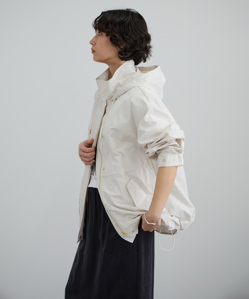 SALON adam et rope'（サロン アダム エ ロペ）の「【WEB限定】リップストップフードブルゾン/スタンドカラーマウンテンパーカー［軽量］（ブルゾン・レディース・オフホワイト/チャコールグレー・FREE）」の19枚目の写真