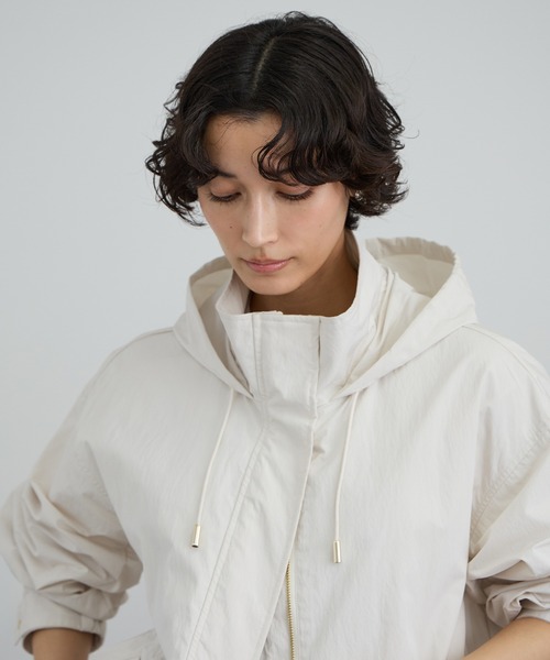 SALON adam et rope'（サロン アダム エ ロペ）の「【WEB限定】リップストップフードブルゾン/スタンドカラーマウンテンパーカー［軽量］（ブルゾン・レディース・オフホワイト/チャコールグレー・FREE）」の20枚目の写真