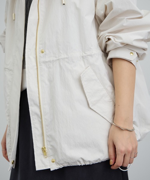 SALON adam et rope'（サロン アダム エ ロペ）の「【WEB限定】リップストップフードブルゾン/スタンドカラーマウンテンパーカー［軽量］（ブルゾン・レディース・オフホワイト/チャコールグレー・FREE）」の21枚目の写真