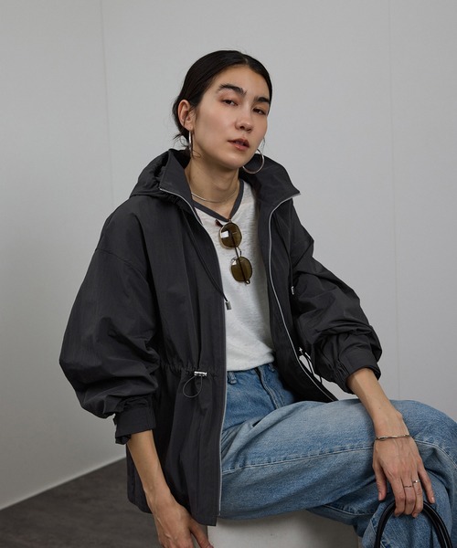 SALON adam et rope'（サロン アダム エ ロペ）の「【WEB限定】リップストップフードブルゾン/スタンドカラーマウンテンパーカー［軽量］（ブルゾン・レディース・オフホワイト/チャコールグレー・FREE）」の4枚目の写真