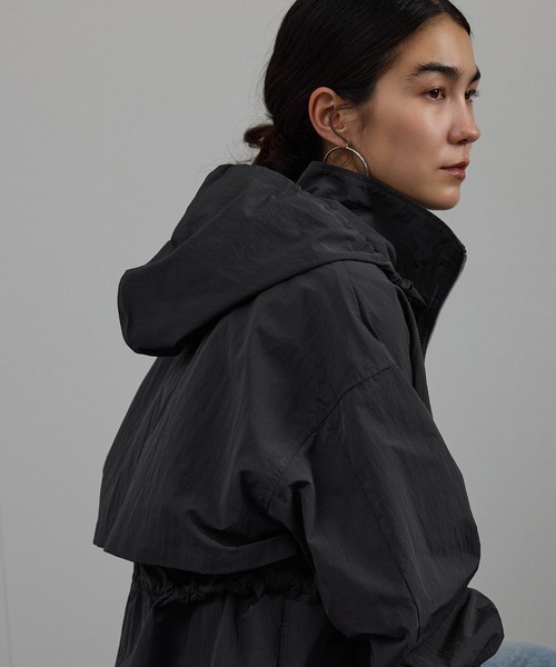 SALON adam et rope'（サロン アダム エ ロペ）の「【WEB限定】リップストップフードブルゾン/スタンドカラーマウンテンパーカー［軽量］（ブルゾン・レディース・オフホワイト/チャコールグレー・FREE）」の5枚目の写真