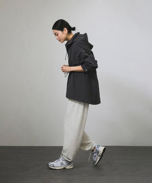 SALON adam et rope'（サロン アダム エ ロペ）の「【WEB限定】リップストップフードブルゾン/スタンドカラーマウンテンパーカー［軽量］（ブルゾン・レディース・オフホワイト/チャコールグレー・FREE）」の6枚目の写真