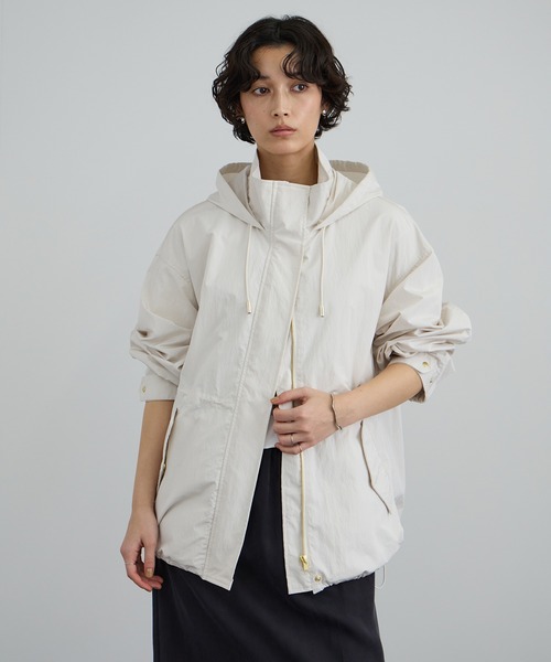 SALON adam et rope'（サロン アダム エ ロペ）の「【WEB限定】リップストップフードブルゾン/スタンドカラーマウンテンパーカー［軽量］（ブルゾン・レディース・オフホワイト/チャコールグレー・FREE）」の3枚目の写真