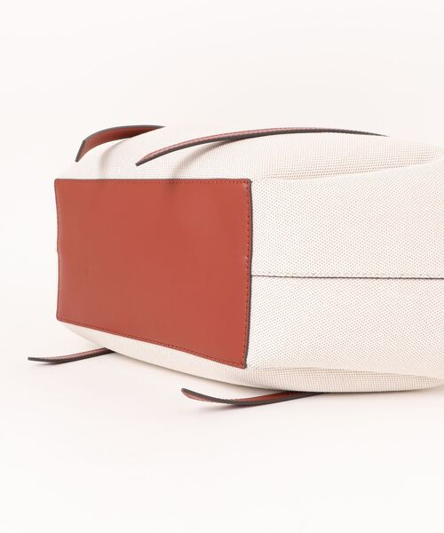 CHARLES & KEITH(チャールズ & キース)の「Calla カルラ キャンバストートバッグ(トートバッグ・レディース・レンガ・XL)」の2枚目の写真