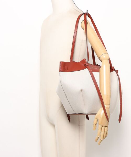 CHARLES & KEITH(チャールズ & キース)の「Calla カルラ キャンバストートバッグ(トートバッグ・レディース・レンガ・XL)」の9枚目の写真