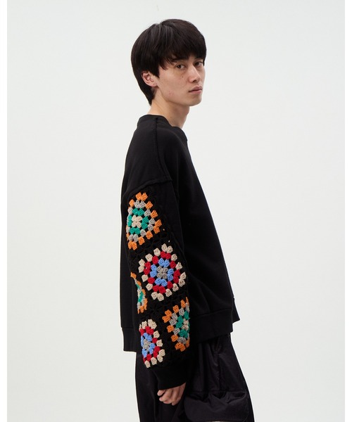DISCOVERED（ディスカバード）の「CROCHET SLEEVE SWEAT（スウェット・メンズ・ブラック/グレー・LARGE/SMALL）」の2枚目の写真