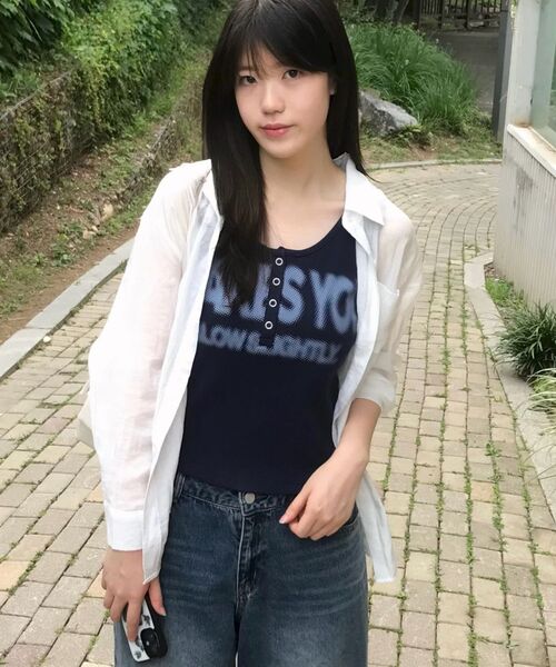 SEQUENZ(シークエンズ)の「※WEB限定 / テレコ生地 / レディースヘンリーネックタンクトップ /sqnz blur logo henley tank top(タンクトップ・レディース・ブラック/バーガンディー/ホワイト/ネイビー・MEDIUM/SMALL)」の3枚目の写真
